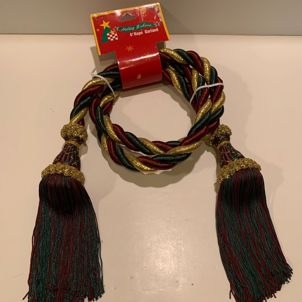 NWT DECORATIVE HOLIDAY ROPE GARLAND.